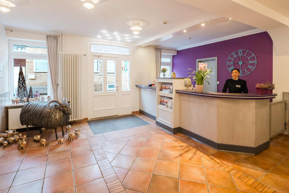 Rezeption mit Heidschnucken-Kunstwerk